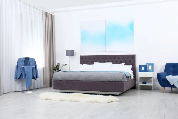 Grote Comfortabele Bed Stijlvolle Kamer Appartement Interieur — Stockfoto