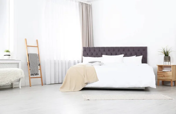 Grote Comfortabele Bed Stijlvolle Kamer Appartement Interieur — Stockfoto