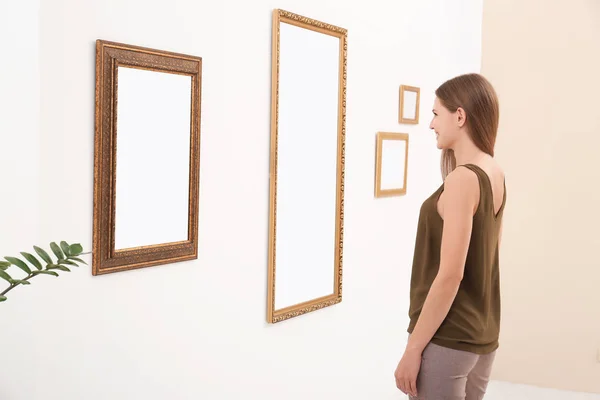 Jonge Vrouw Die Bekeken Expositie Galerie Van Moderne Kunst — Stockfoto