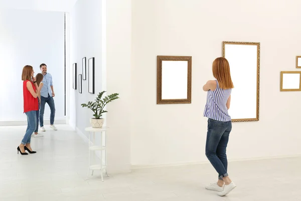 Mensen Het Bekijken Van Expositie Galerie Van Moderne Kunst — Stockfoto