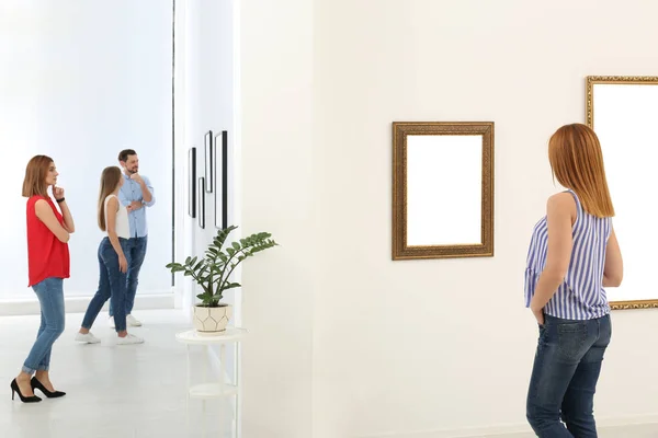 Mensen Het Bekijken Van Expositie Galerie Van Moderne Kunst — Stockfoto