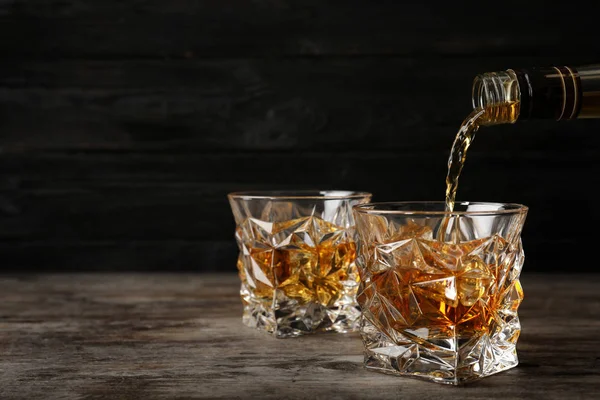 テーブルに氷でガラスのボトルからウイスキーを注ぐ テキストのためのスペース — ストック写真