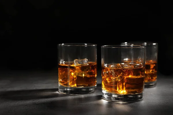 Whisky Doré Dans Des Verres Avec Glaçons Sur Table Espace — Photo