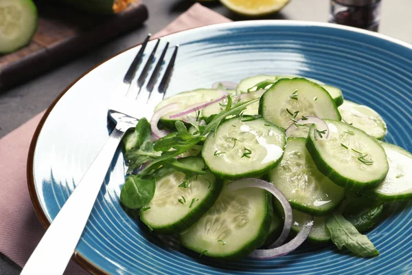 Placa Con Sabrosa Ensalada Pepino Tenedor Mesa Primer Plano —  Fotos de Stock