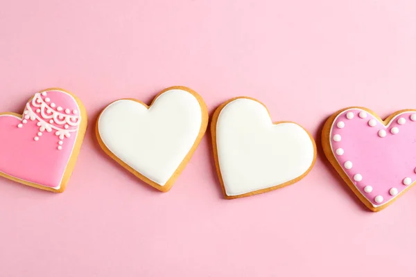 Dekorierte Herzförmige Kekse Auf Farbigem Hintergrund Ansicht Von Oben — Stockfoto