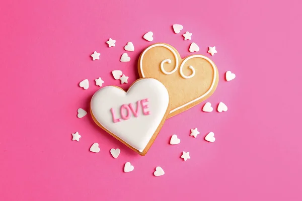 装飾の心と組成の形色の背景 平面図上のクッキー バレンタインの日の御馳走 — ストック写真
