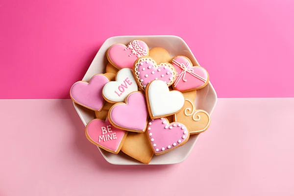 Lemez Díszített Szív Alakú Cookie Kat Színes Háttér Felülnézet Valentin — Stock Fotó