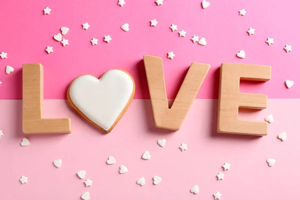 Woord Liefde Gemaakt Met Houten Letters Hartvormige Cookie Omgeven Door — Stockfoto