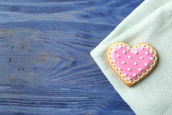 Decorated Heart Shaped Cookie Napkin Space Text Wooden Background Top — Stock Photo, Image