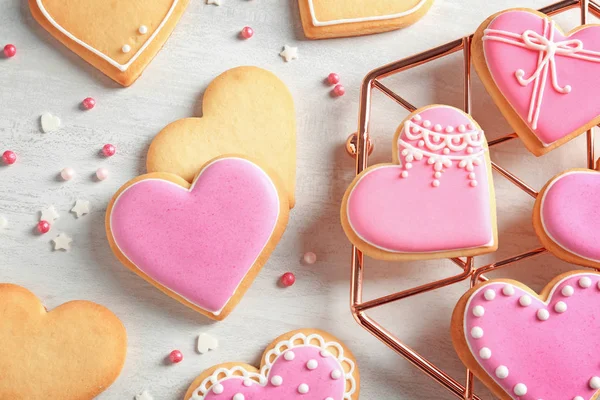 Composição Leigos Planos Com Biscoitos Decorados Forma Coração Mesa — Fotografia de Stock