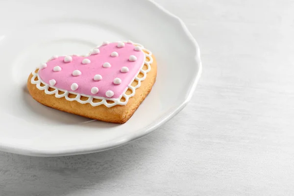 Teller Mit Dekoriertem Herzförmigem Keks Auf Holztisch Raum Für Text — Stockfoto