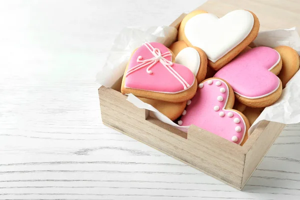 Biscuits Décorés Forme Coeur Dans Une Boîte Bois Sur Table — Photo