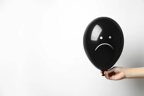 Vrouw Met Ballon Met Droevig Gezicht Witte Achtergrond Ruimte Voor — Stockfoto