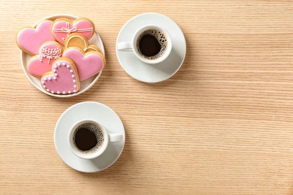 Romantisk Frukost Med Hjärtformade Kakor Och Koppar Kaffe Träbord Ovanifrån — Stockfoto