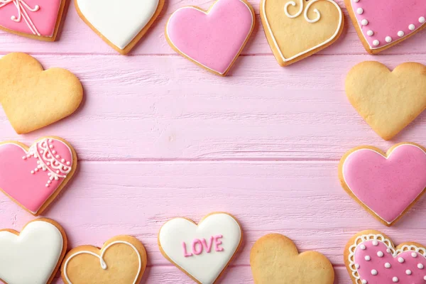 ハート型のクッキーと木製の背景上のテキストのためのスペース フラット レイアウト構成 バレンタインの日の御馳走 — ストック写真