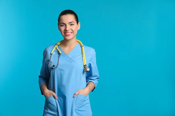 Ritratto Giovane Assistente Medico Con Stetoscopio Sfondo Colori Spazio Testo — Foto Stock