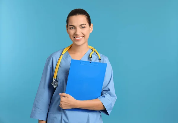 Porträtt Unga Medicinsk Assistent Med Stetoskop Och Urklipp Färgbakgrund Utrymme — Stockfoto