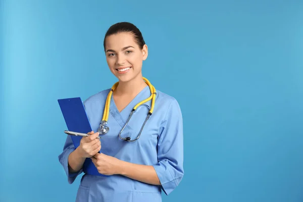 Retrato Del Joven Asistente Médico Con Estetoscopio Portapapeles Sobre Fondo — Foto de Stock