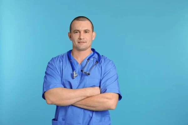 Porträt Eines Arzthelfers Mit Stethoskop Auf Farbigem Hintergrund — Stockfoto