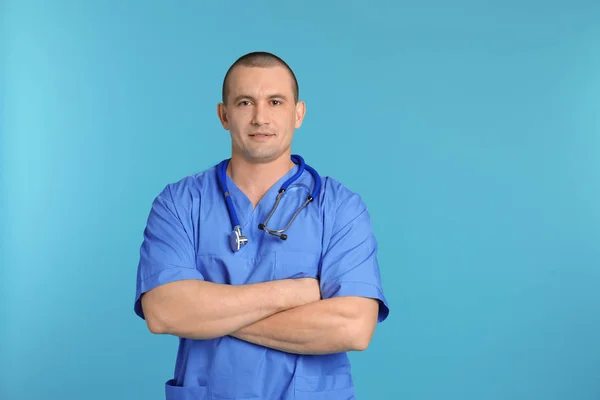 Retrato Assistente Médico Com Estetoscópio Sobre Fundo Cor — Fotografia de Stock