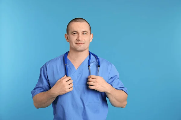 Retrato Assistente Médico Com Estetoscópio Sobre Fundo Cor Espaço Para — Fotografia de Stock