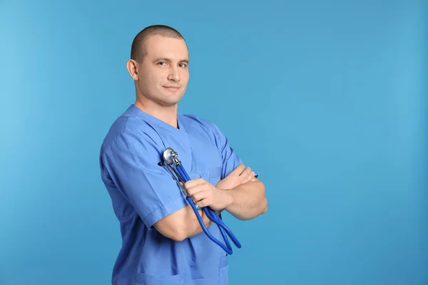 Porträt Eines Arzthelfers Mit Stethoskop Auf Farbigem Hintergrund Raum Für — Stockfoto