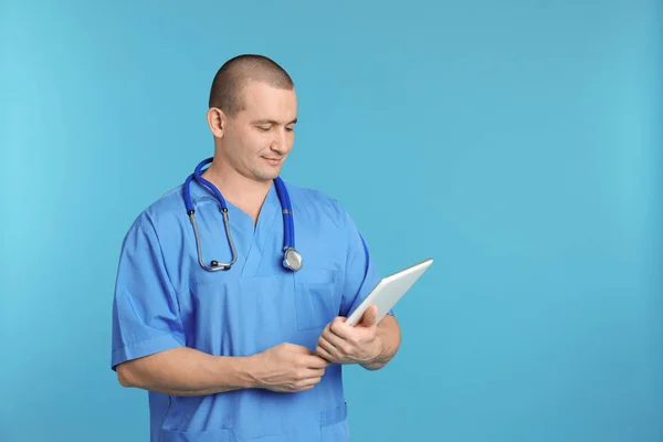 Sağlık Görevlisi Stetoskop Tablet Renk Arka Plan Üzerinde Portresi Metin — Stok fotoğraf