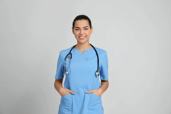 Ritratto Giovane Assistente Medico Con Stetoscopio Sfondo Colori — Foto Stock