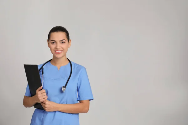 Porträtt Unga Medicinsk Assistent Med Stetoskop Och Urklipp Färgbakgrund Utrymme — Stockfoto