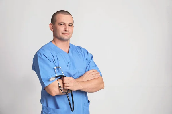 Porträt Eines Arzthelfers Mit Stethoskop Auf Farbigem Hintergrund Raum Für — Stockfoto