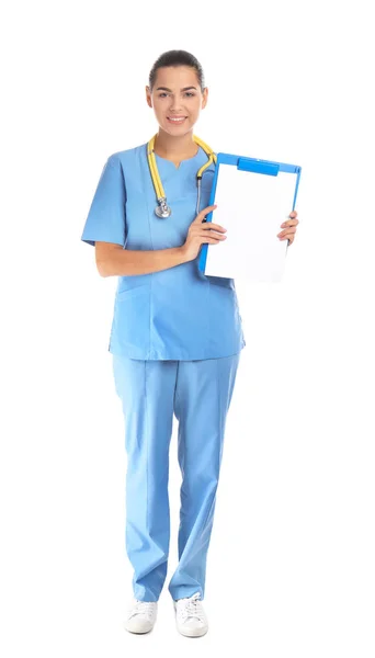 Ganzkörperporträt Einer Jungen Medizinischen Assistentin Mit Stethoskop Und Klemmbrett Auf — Stockfoto