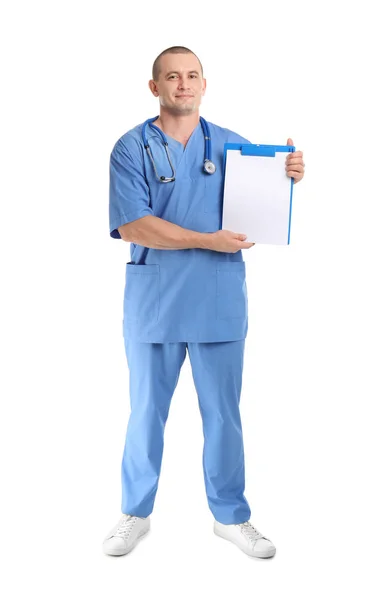 在白色背景上使用听诊器和剪贴板的医疗助理的全长肖像 文本的空间 — 图库照片