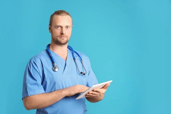 Portrét Zdravotnický Asistent Stetoskop Tablet Barvu Pozadí Prostor Pro Text — Stock fotografie