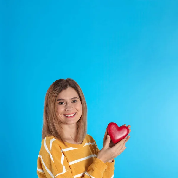 Portret Van Een Vrouw Met Decoratieve Hart Kleur Achtergrond — Stockfoto