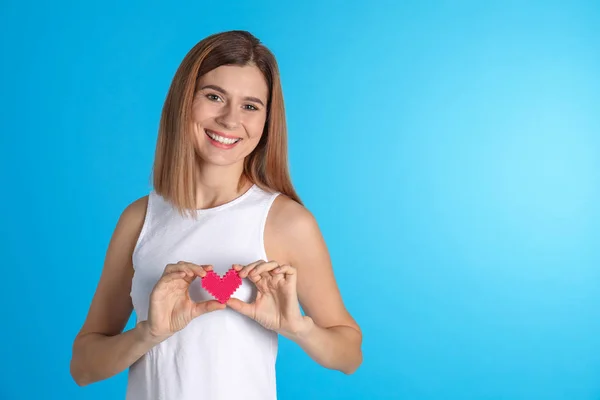 Portret Van Een Vrouw Met Decoratieve Hart Kleur Achtergrond Ruimte — Stockfoto