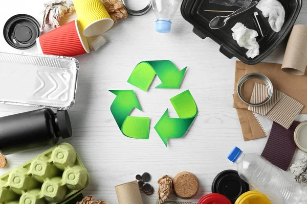 Recyklační Symbol Jiné Odpadky Dřevěné Pozadí Pohled Shora — Stock fotografie
