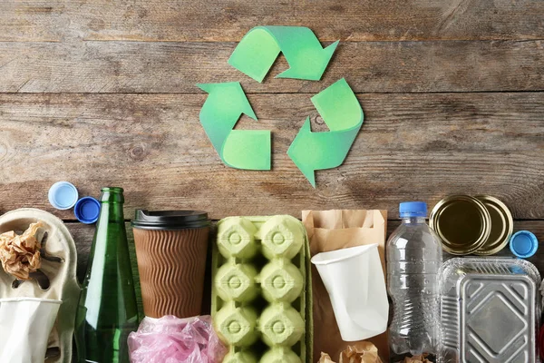 Symbole Recyclage Différentes Ordures Sur Fond Bois Vue Dessus — Photo