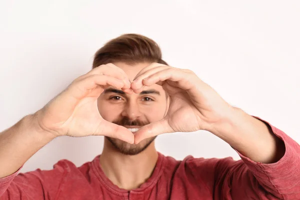 Hombre Mirando Través Del Corazón Hecho Con Sus Manos Sobre — Foto de Stock