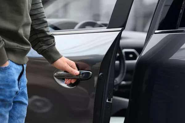 Vista Primer Plano Del Hombre Abriendo Puerta Del Coche — Foto de Stock