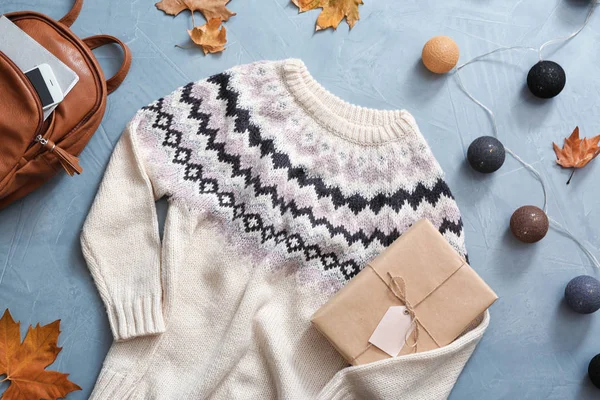 배경에 따뜻한 스웨터와 — 스톡 사진