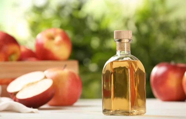 Composition Avec Une Bouteille Vinaigre Pomme Sur Table Espace Pour — Photo