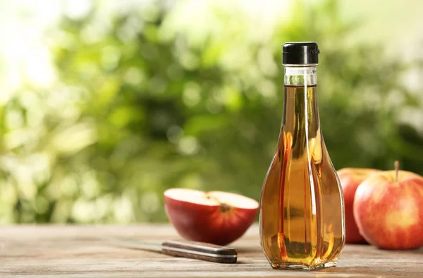 Composition Avec Une Bouteille Vinaigre Pomme Sur Table Espace Pour — Photo