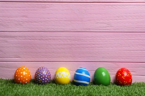 Paskalya Yumurtaları Yeşil Çimlerin Üzerine Dekore Edilmiştir Metin Için Yer — Stok fotoğraf