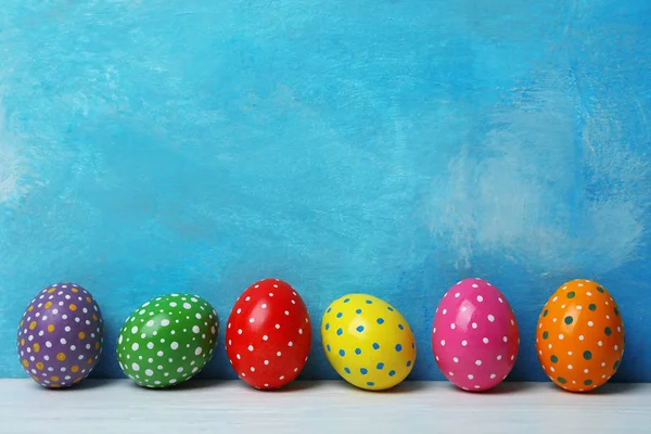 Renk Duvarının Yakınında Tablo Easter Eggs Dekore Edilmiştir Metin Için — Stok fotoğraf