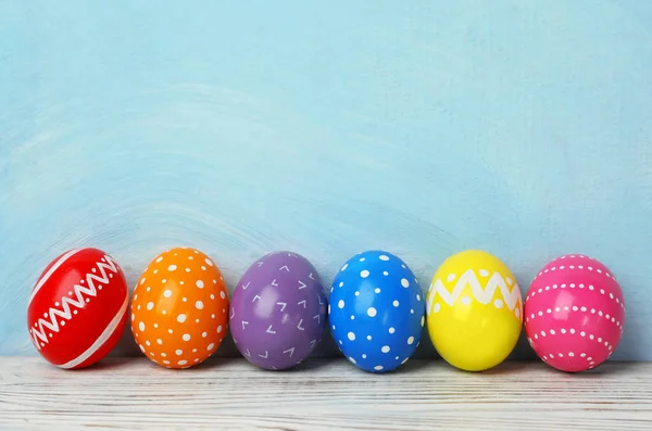 Renk Duvarının Yakınında Tablo Easter Eggs Dekore Edilmiştir Metin Için — Stok fotoğraf