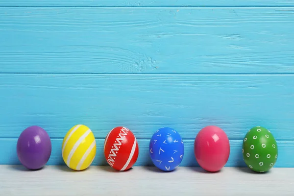Ahşap Duvarının Yakınında Tablo Easter Eggs Dekore Edilmiştir Metin Için — Stok fotoğraf
