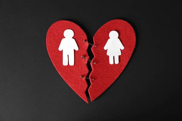 Metades Coração Feltro Cortado Com Homem Papel Mulher Presos Juntos — Fotografia de Stock