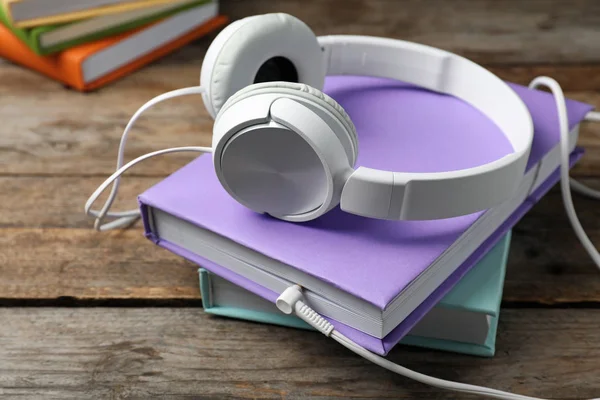 Headphones Modernos Com Livros Capa Dura Mesa Madeira — Fotografia de Stock