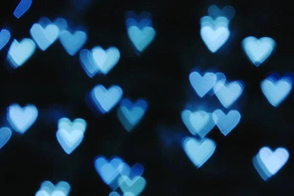 Vista Borrosa Hermosas Luces Forma Corazón Sobre Fondo Oscuro — Foto de Stock