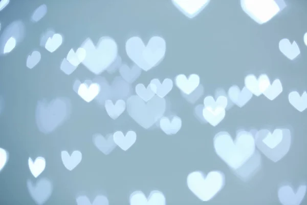 Vista Borrosa Hermosas Luces Forma Corazón Sobre Fondo Gris — Foto de Stock